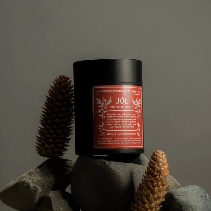 Fischersund Jol holiday candle with a red label on a dark background