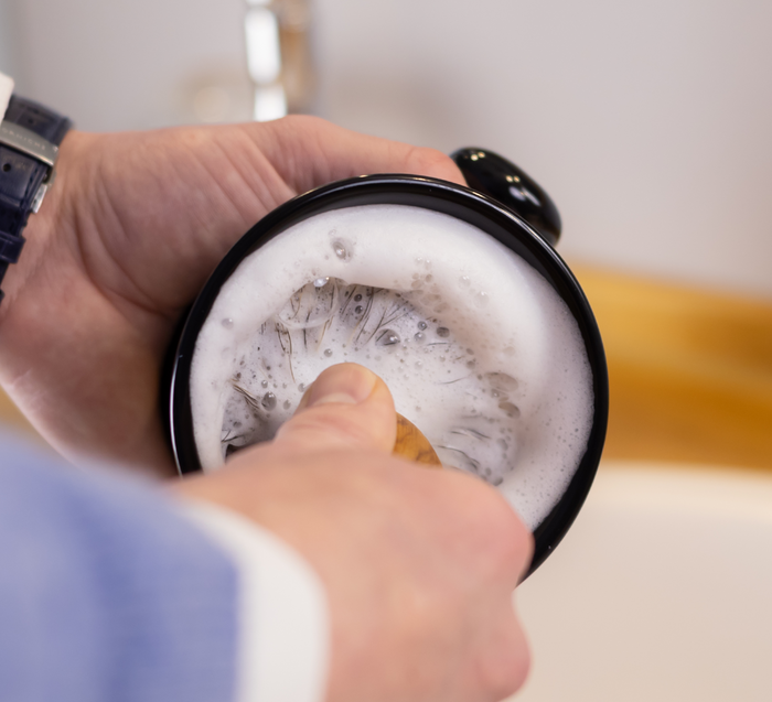 Merten schäumt Rasierschaum in Schale auf