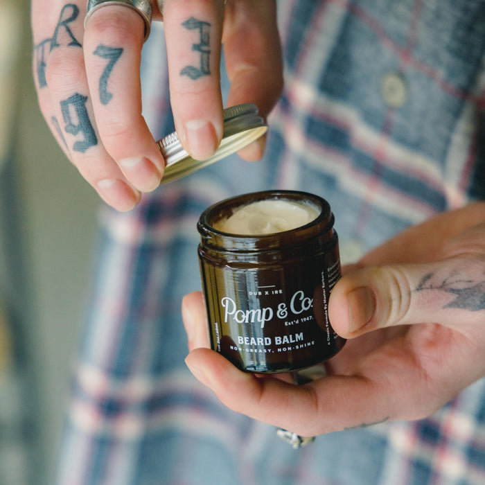 Person holder Pomp & Co. Supreme Beard Balm for daglig pleie av skjegg