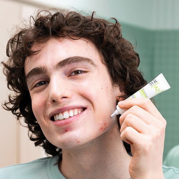 Adolescente aplicando un tratamiento contra el  acné - Gel Flash 4h SVR