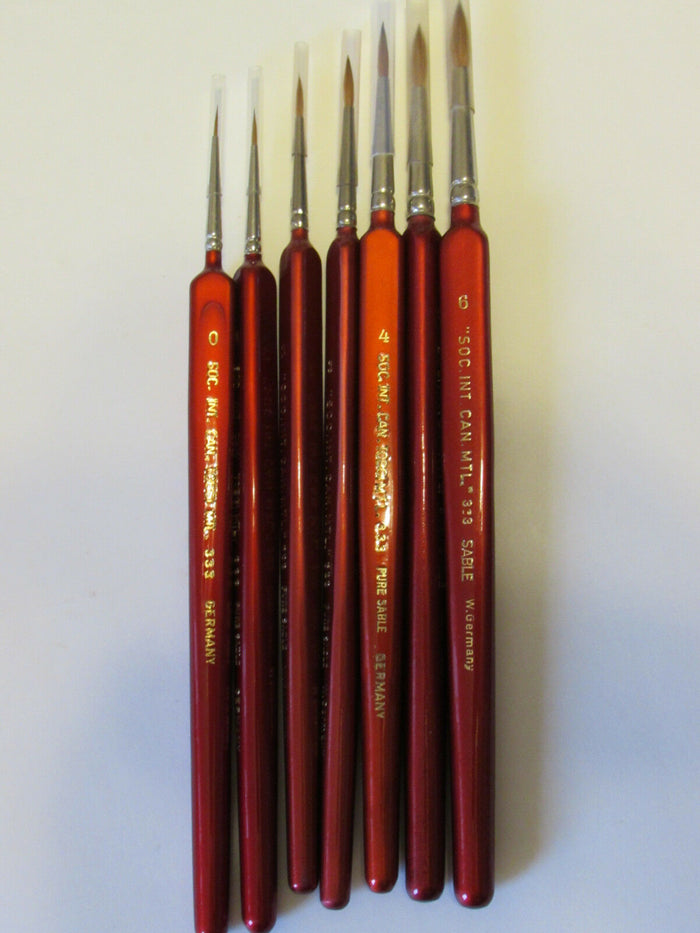 Set of 7-- Artist Red Sable brushes With Triangular Handle Plus Brush Case