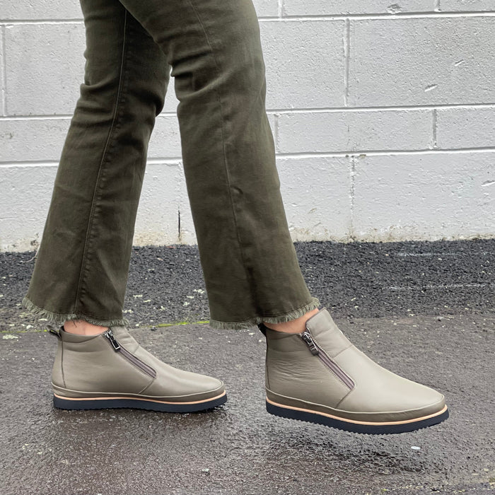 Gray/Grey smart casual women's ankle boots made from soft leather. Double zipper, robust sole. Women's shoes