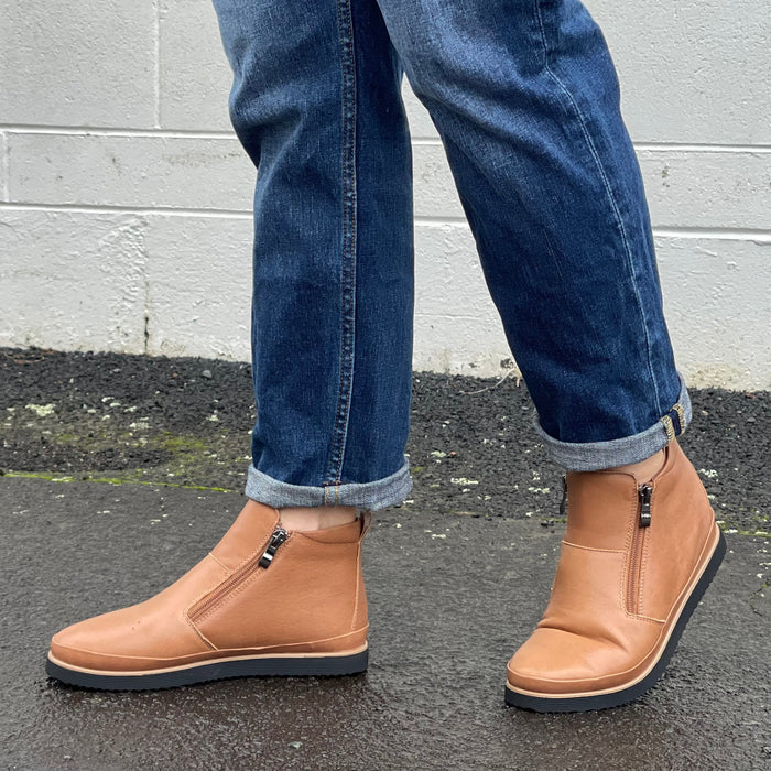 Tan smart casual women's ankle boots made from soft leather. Double zipper, robust sole. Women's shoes
