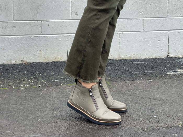 Gray/Grey smart casual women's ankle boots made from soft leather. Double zipper, robust sole. Women's shoes