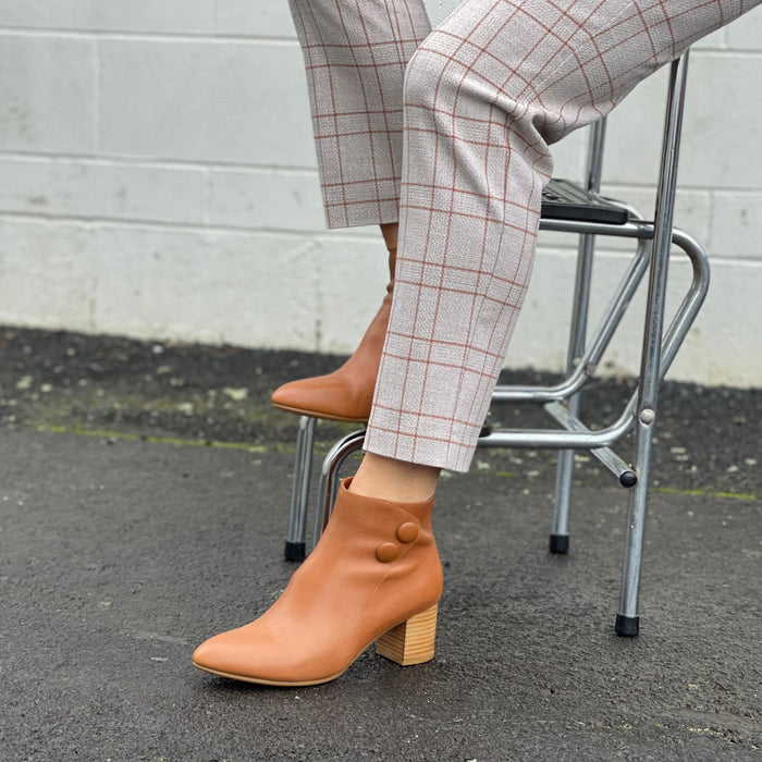 Quality women's boots in beautiful leather. Soft comfortable and elegant ankle boots with stacked wooden heel. In Tan.