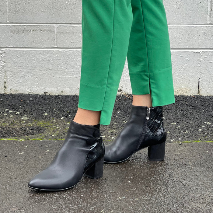 Quality women's boots in beautiful leather. Soft comfortable and elegant ankle boots with stacked wooden heel. In black.