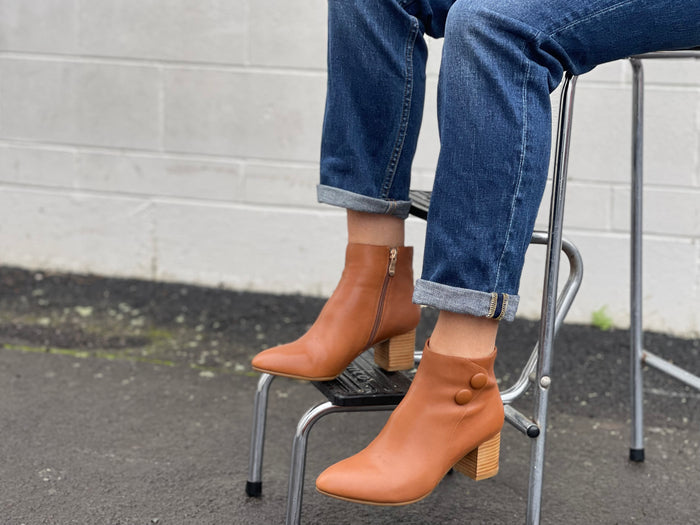 Quality women's boots in beautiful leather. Soft comfortable and elegant ankle boots with stacked wooden heel. In Tan.