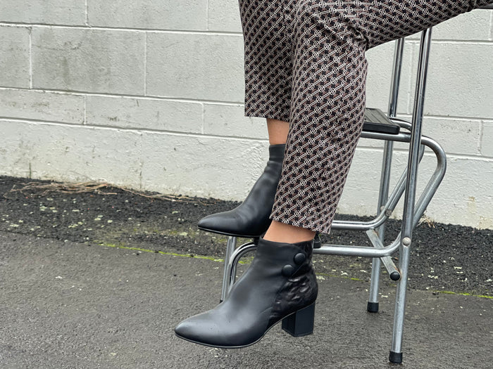 Quality women's boots in beautiful leather. Soft comfortable and elegant ankle boots with stacked wooden heel. In black.